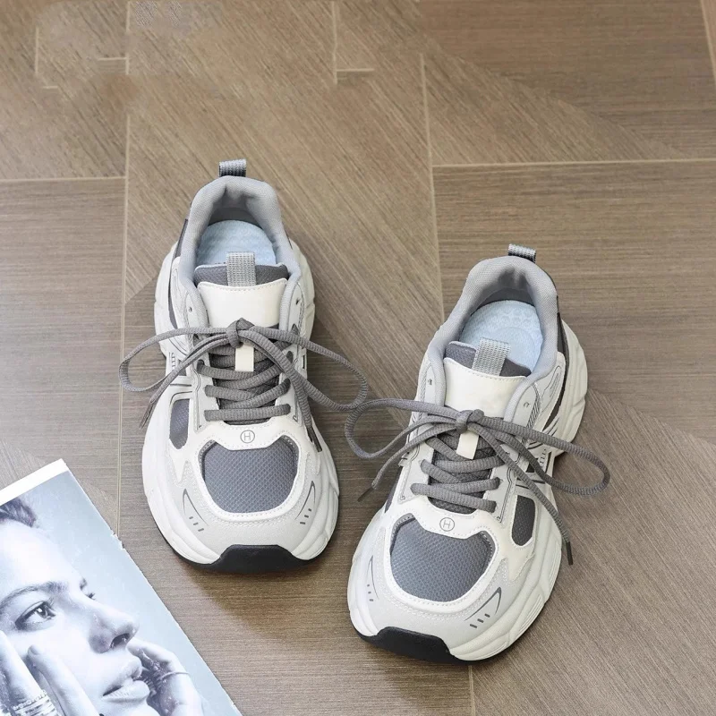 

2026 женские массивные кроссовки для папы, весенние легкие туфли на платформе с нишевым дизайном, увеличивающие рост, универсальная повседневная обувь