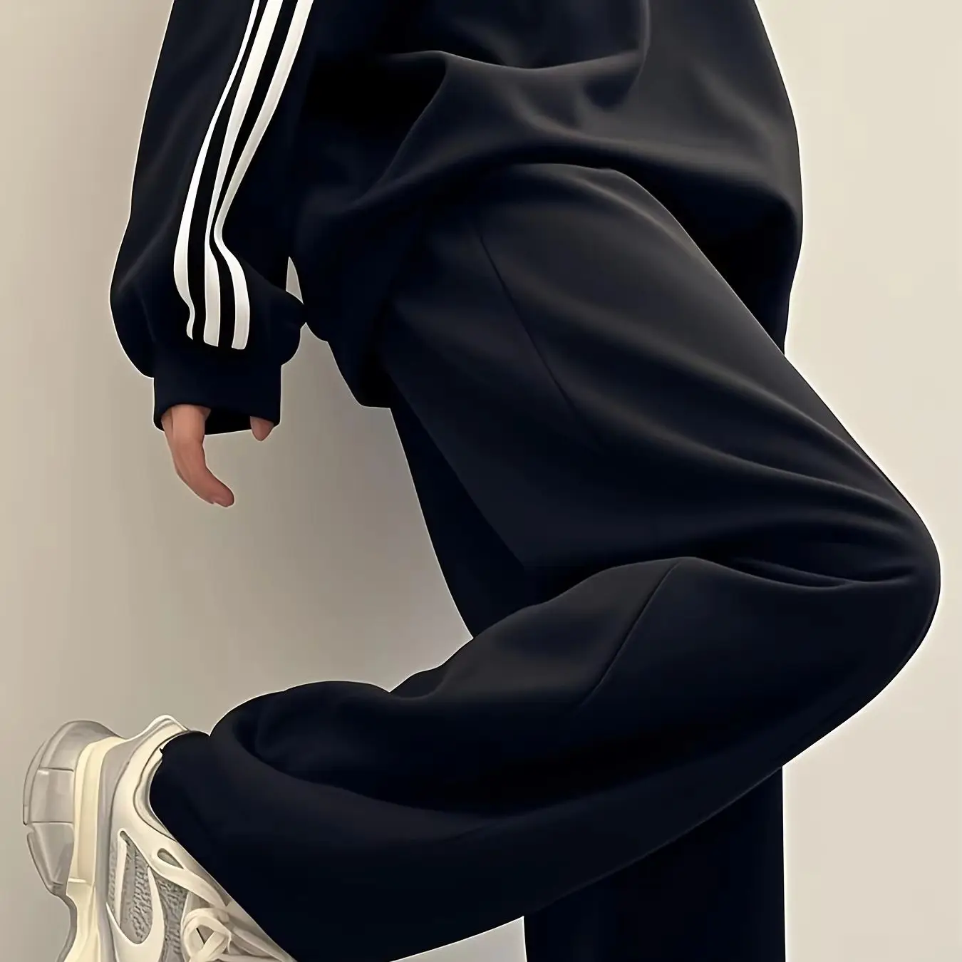 Men's ultra-loose sports trousers. Light grey, casual straight-leg design, high-quality fabric and simple style. streetwear men