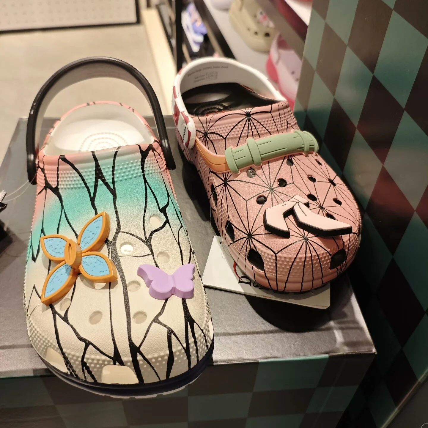 Zapatos de cueva Demon Slayer Kochou Shinobu, sandalias cómodas antideslizantes, zapatillas informales de playa para parejas, regalo de Anime Kimetsu no Yaiba