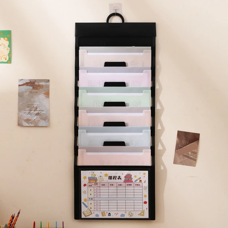 Организаторы с настенным документом.