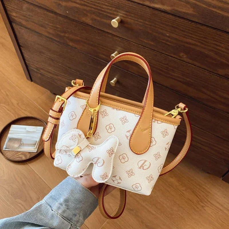 

Elegant Casual Shopper Tote Bag Designer Leather Crossbody Handbag Vintage Minimalist Style With Chic Letter Logo Detail