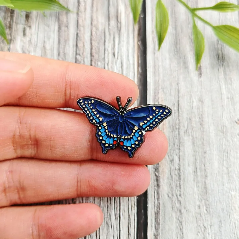 Original Design Vintage Metal Brooches Fan Collection Souvenirs Paint Badge Ornaments Decorative Pin Bag Accessories Corolla