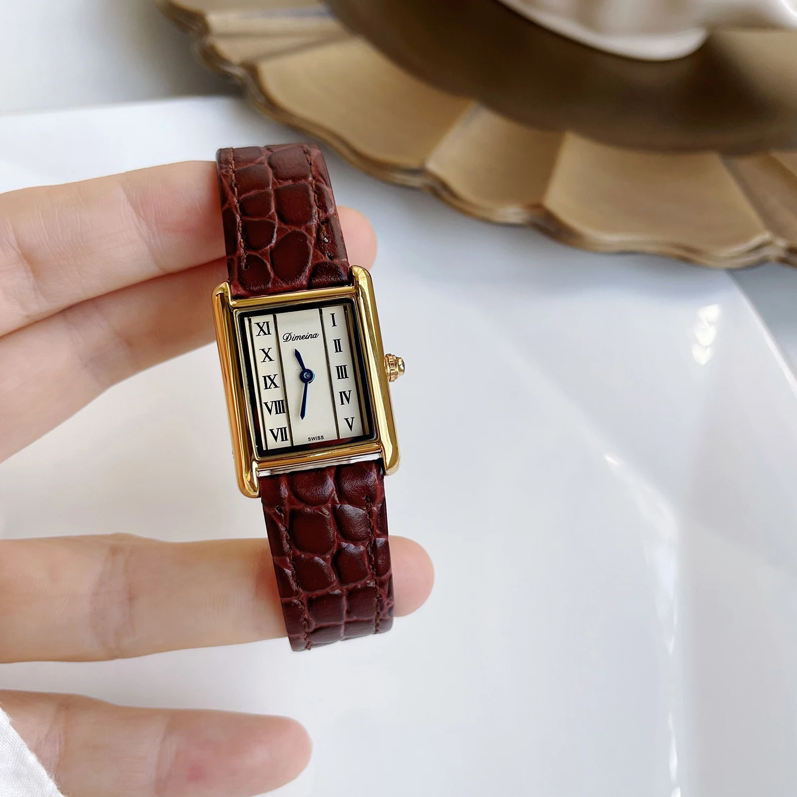 Elegante orologio da polso da donna classico in pelle, stile lussuoso e sofisticato, un orologio da donna di fascia alta, un regalo per le donne.