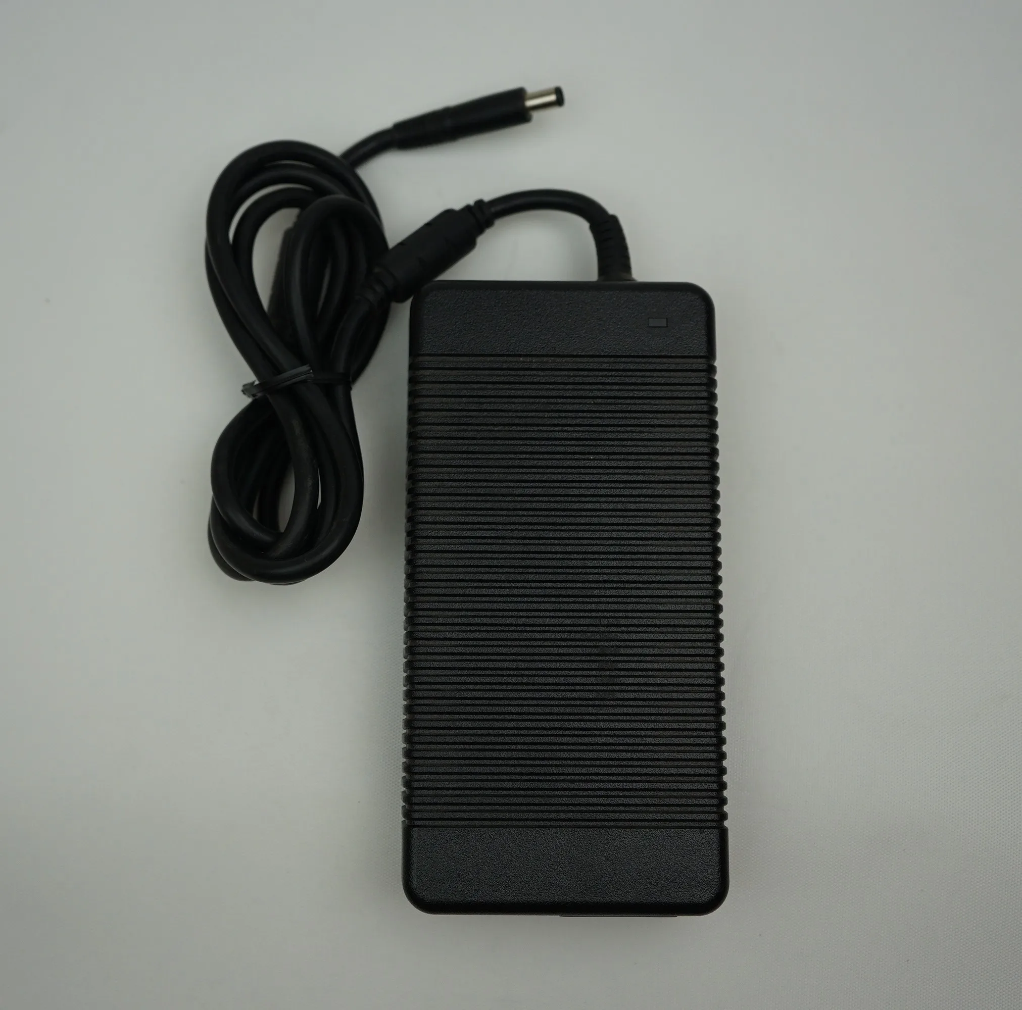 Dell GT1CX 330W ACアダプター、75mmバレルチップ付き - ブラック - 195V 169A - 中古美品