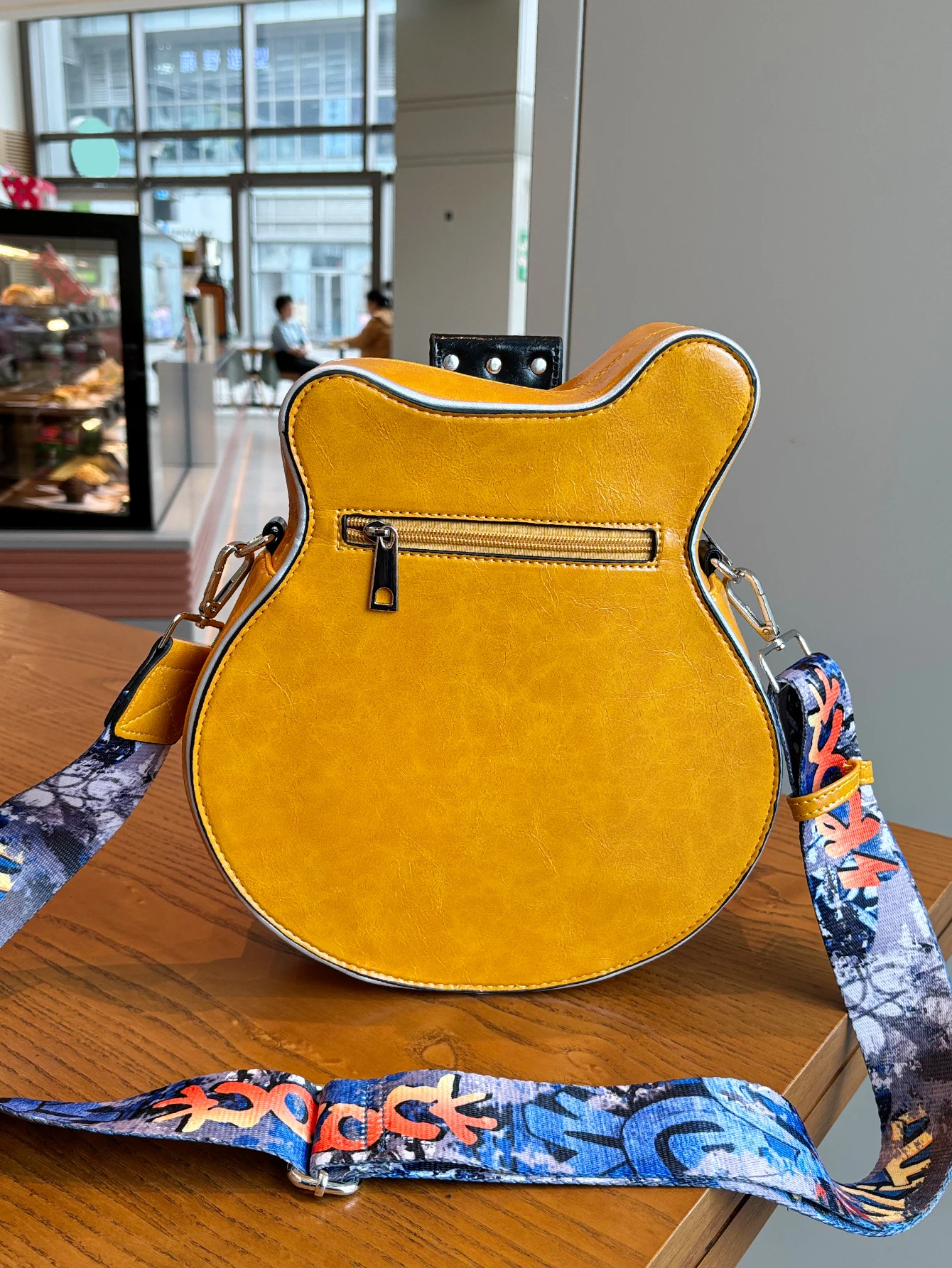 Bolso con forma de guitarra retro americana con personalidad creativa Y2K, bolso de hombro con forma especial para guitarra, bolso de mensajero, tren