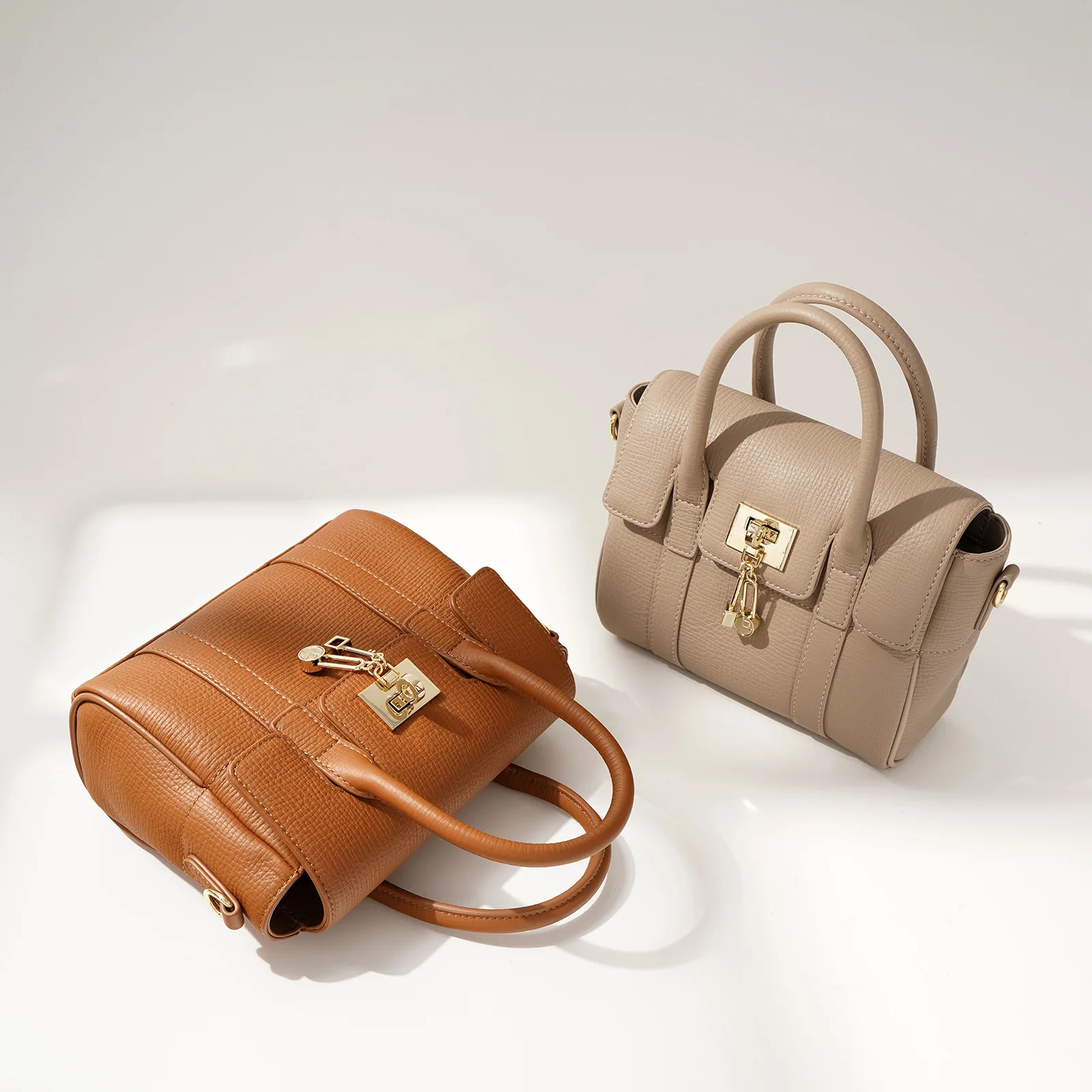 sac-a-couches-de-grande-capacite-impermeable-facile-a-transporter-adapte-a-une-utilisation-en-poussette-et-aux-sorties-en-famille