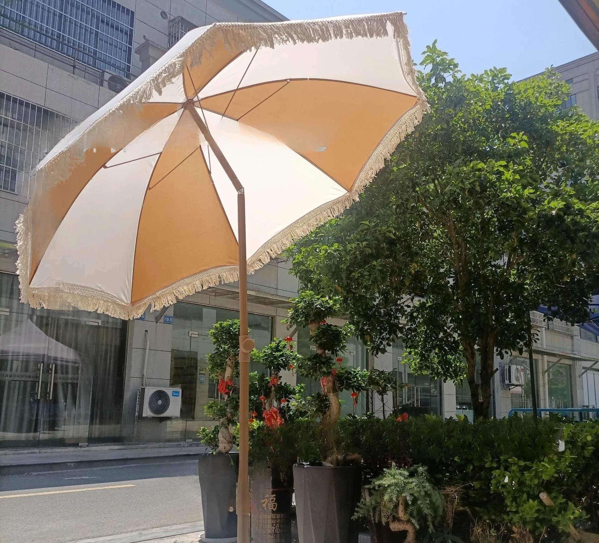 مظلة شاطئ متطابقة الألوان قابلة للطي على الشاطئ، إعلان مظلة للترفيه