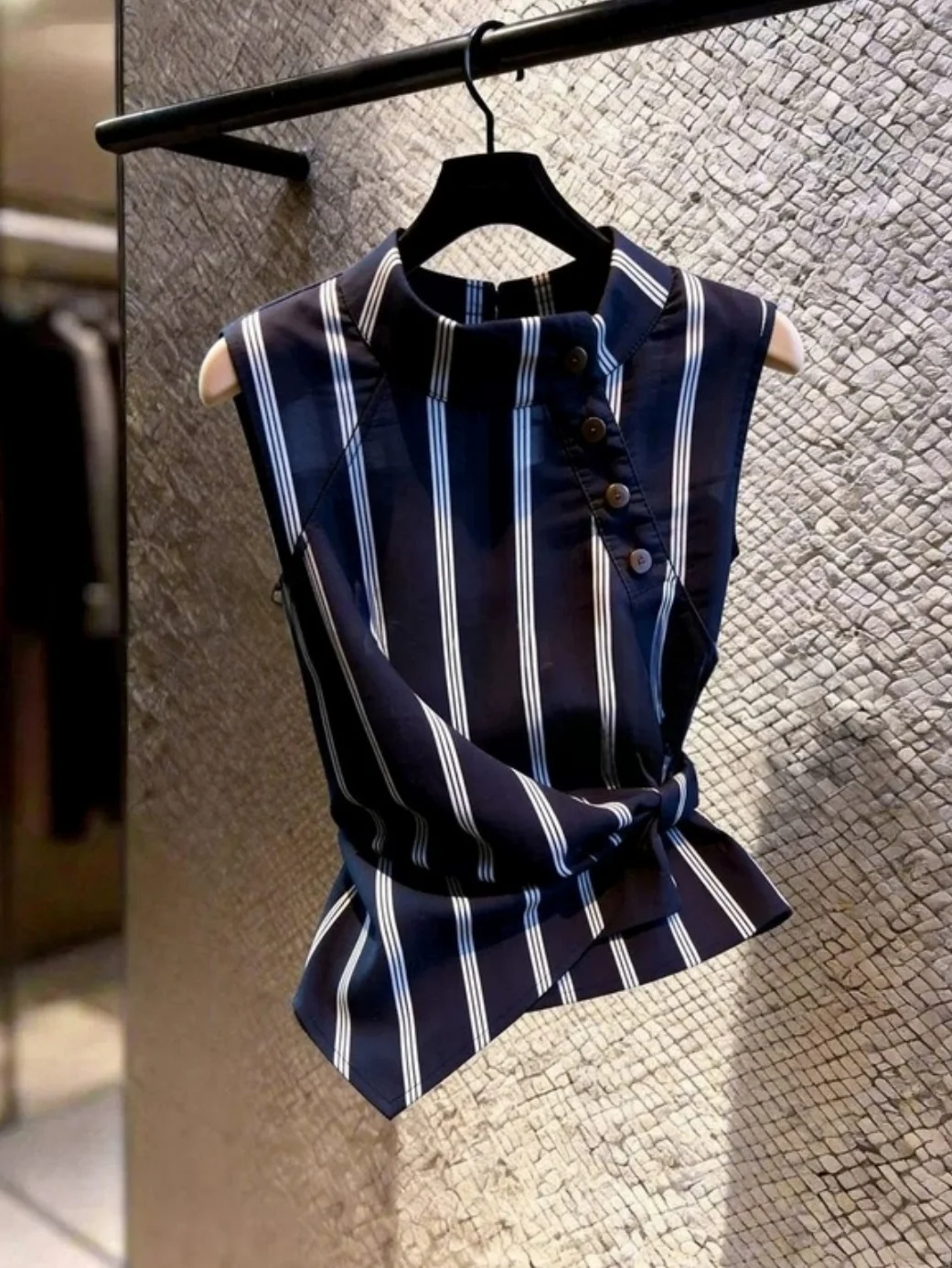 

Elegant Slimming Stripe Sleeveless Vest Women's round Neck Waist-Cinching Top Korean Style Commute Fashion Summer Wear