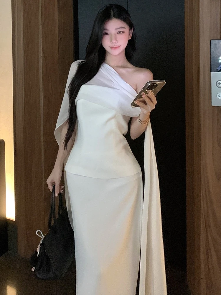 

Элегантный комплект из двух предметов: топ с асимметричными плечами и шикарной лентой, облегающий силуэт + длинная юбка с высокой талией, для женщин, весенний, для офиса, стильный.