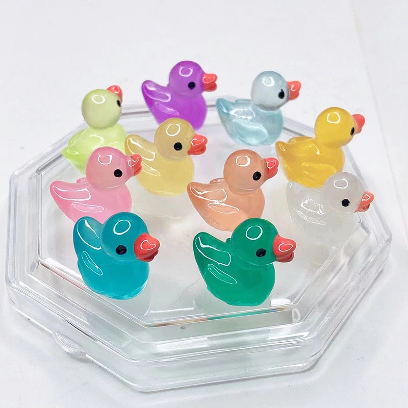 10pcs Cartoon Mini fluorescente anatra ornamento figure in miniatura piccola anatra resina artigianato Micro paesaggio decorazione casa delle bambole