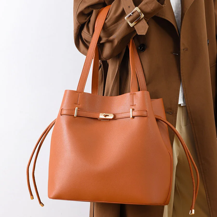 

2025 Новая женская сумка-тоут, простая однотонная сумка, модная и универсальная повседневная сумка, дорожная сумка на одно плечо.