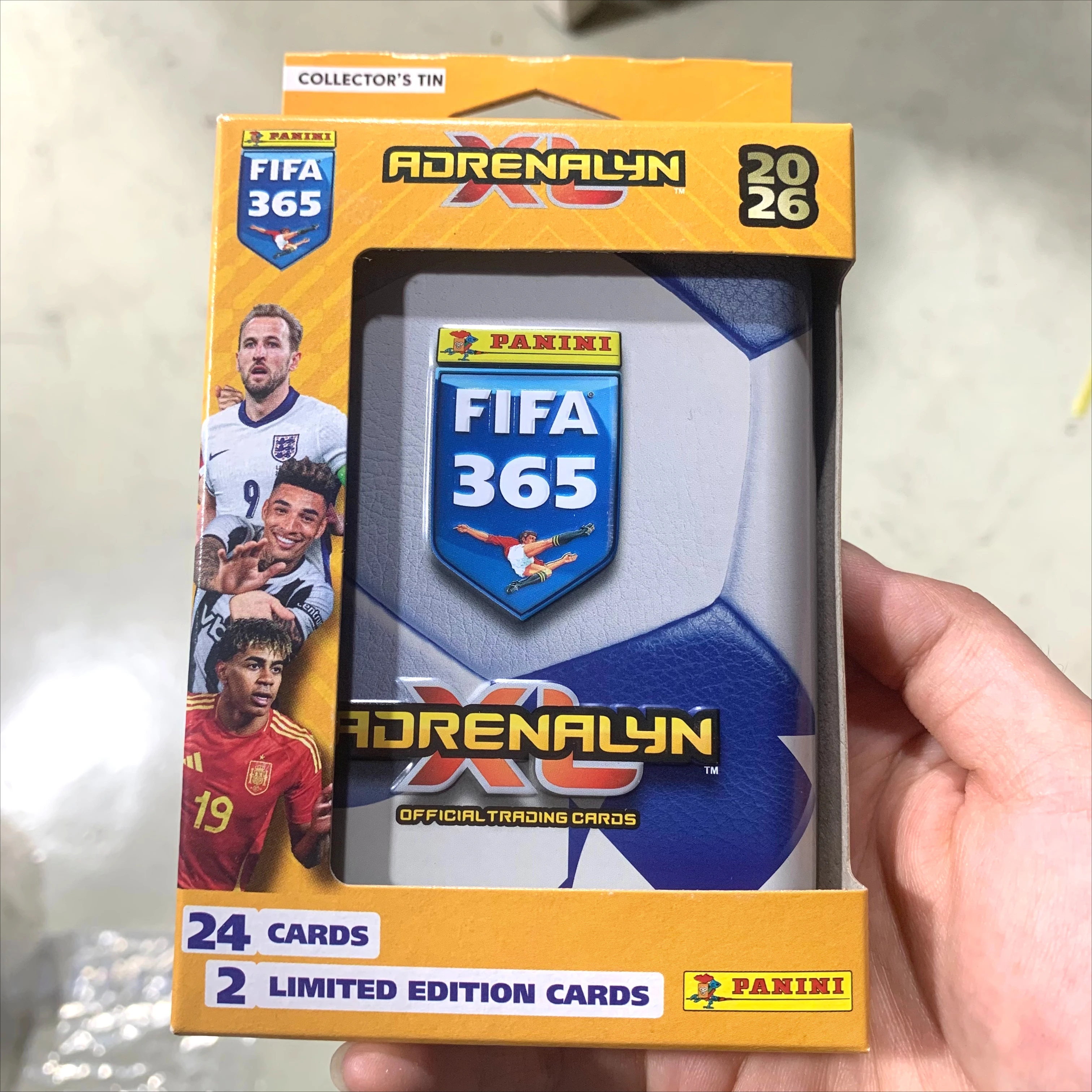 Een willekeurige 1-delige PANINI Limited Edition FIFA 365 2026 Adrenalyn XL Fat Pack met officiële spelerskaarten, inclusief beperkte oplage kaarten