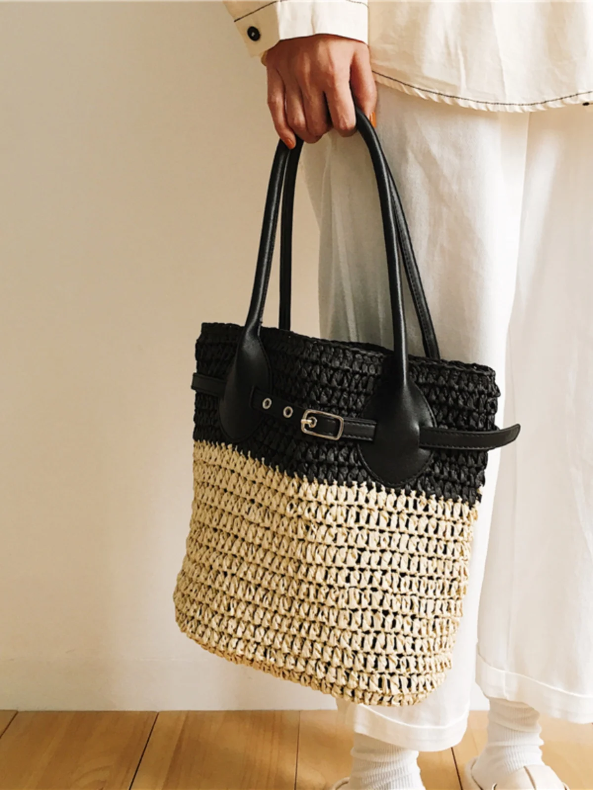 

French Fashion New Bucket Shaped Spliced Contrasting Single Shoulder Bag Casual Versatile Beach Vacation Woven Hollow Handbags