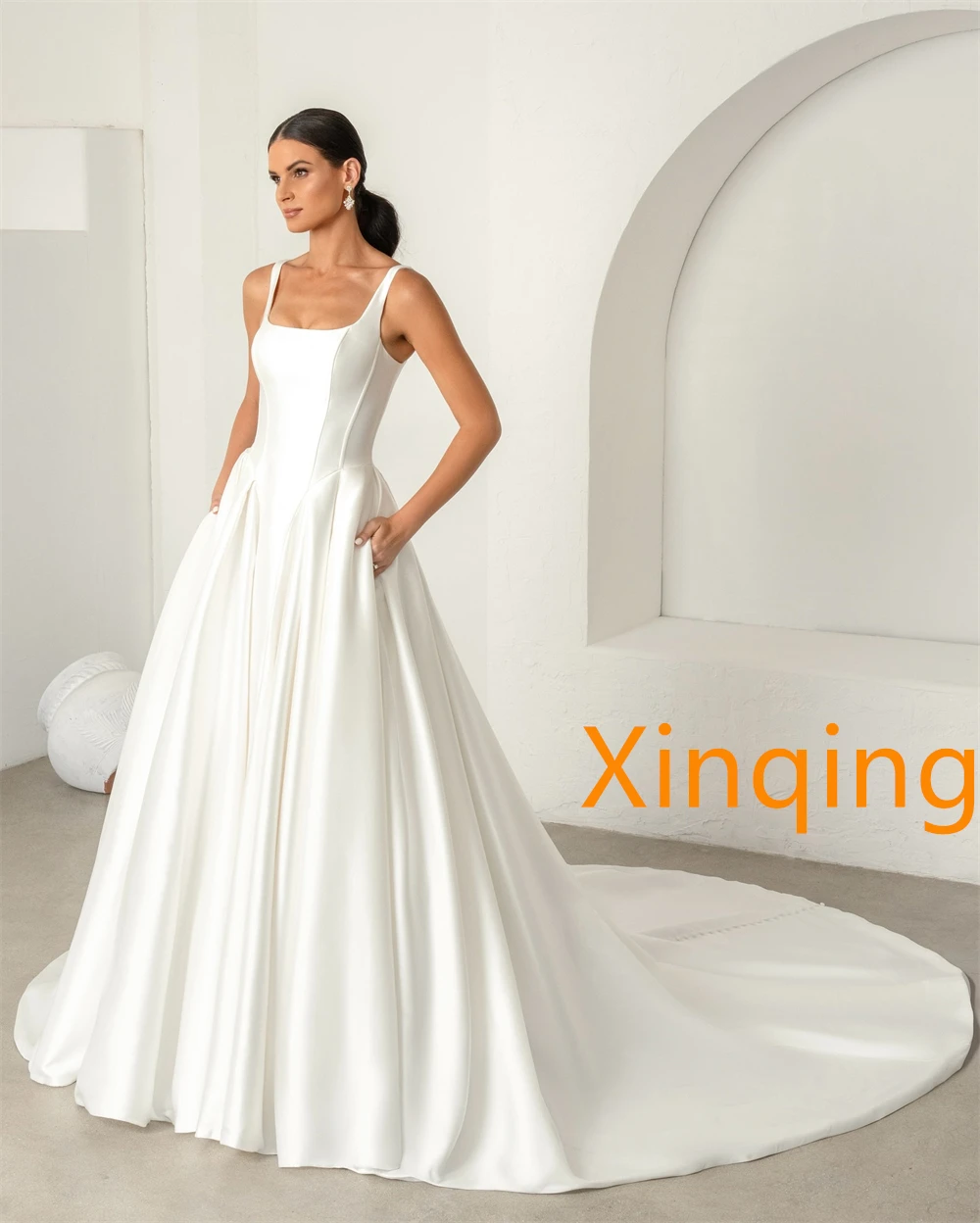 맞춤형 심플 새틴 웨딩 드레스 모던 스트랩리스 슬리브리스 웨딩 드레스 정교한 코트 트레인 특별한 행사 드레스