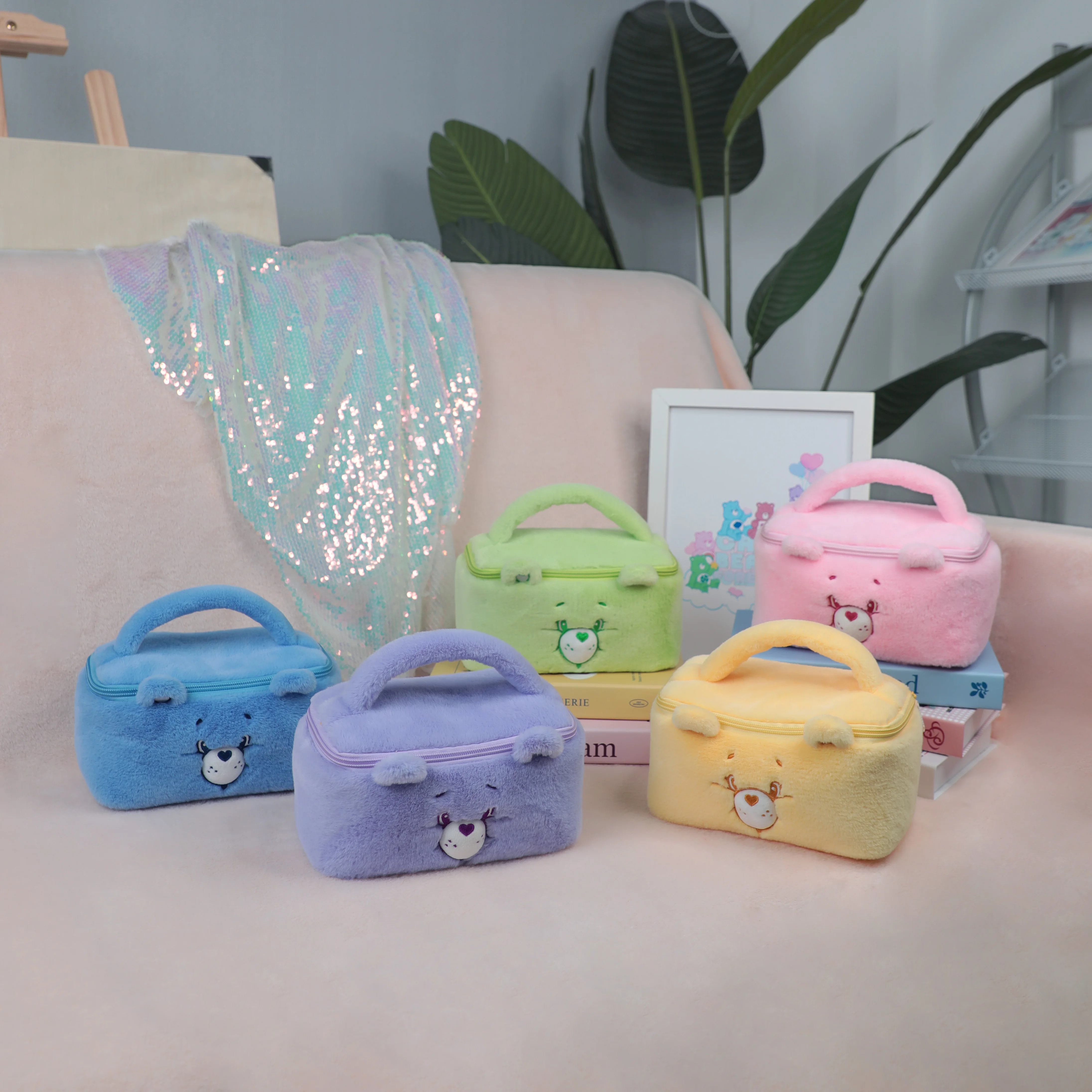 Care Bears Plüsch-Kosmetiktasche, Cartoon-Regenbogenbär, große Kapazität, Reise-Kulturtasche für Mädchen und Frauen, weicher, flauschiger Make-up-Beutel – Detail 1