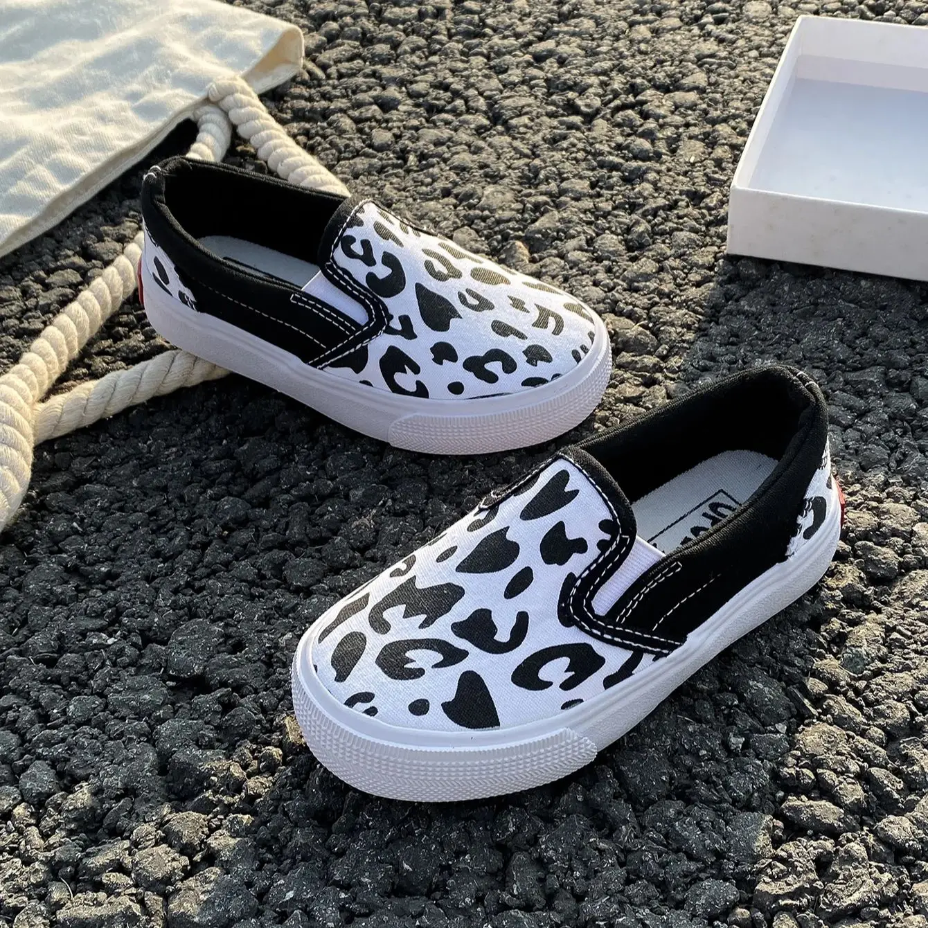 1021 OPOEE Children\'s Soft Sole Breathable Canvas Shoes Korean Edition Footboard Shoes Fashion Children\'s Shoes Walking Shoes