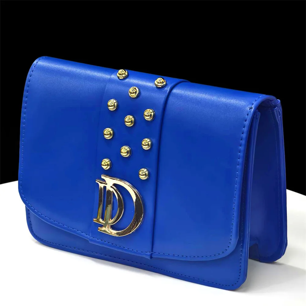 

Женская сумка через плечо, квадратная сумка из искусственной кожи, аксессуары с металлическими заклепками, большая вместимость