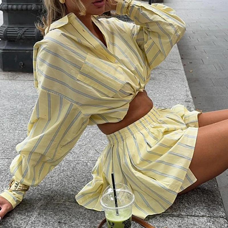 

Модный костюм с лацканами и пуговицами: рубашка и шорты, офисный повседневный комплект с длинным рукавом для женщин, элегантный полосатый принт, наряд для работы.