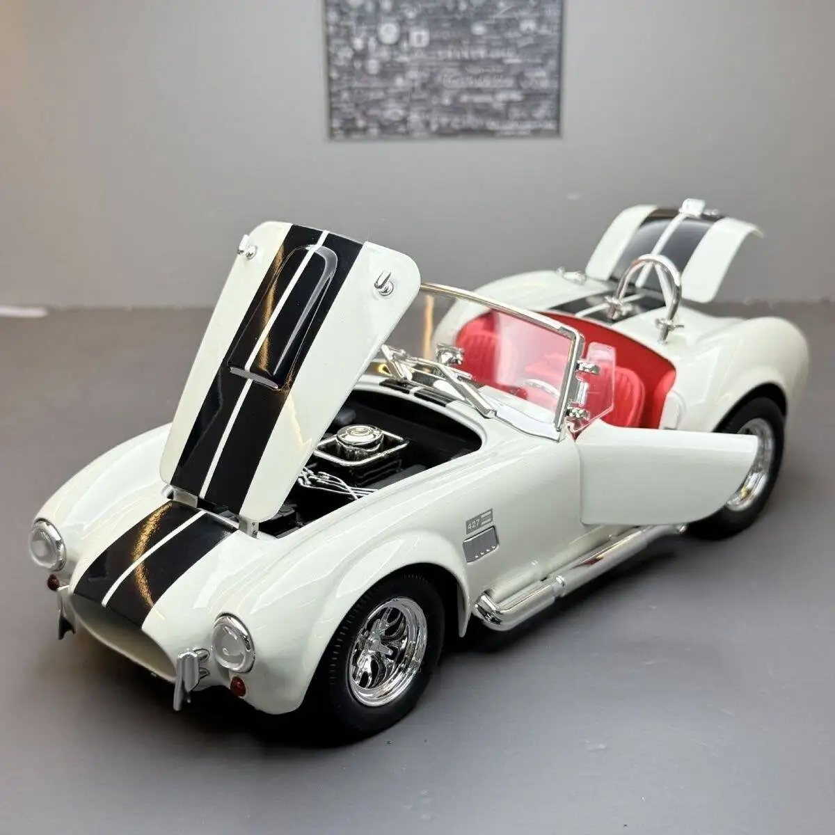 Modelo a Escala 1:22 del Shelby Cobra 427 S/C, Auto Deportivo Roadster de Aleación, Modelo de Auto Clásico Retro de Metal Fundido a Presión, con Sonido y Luz, Regalo para Niños
