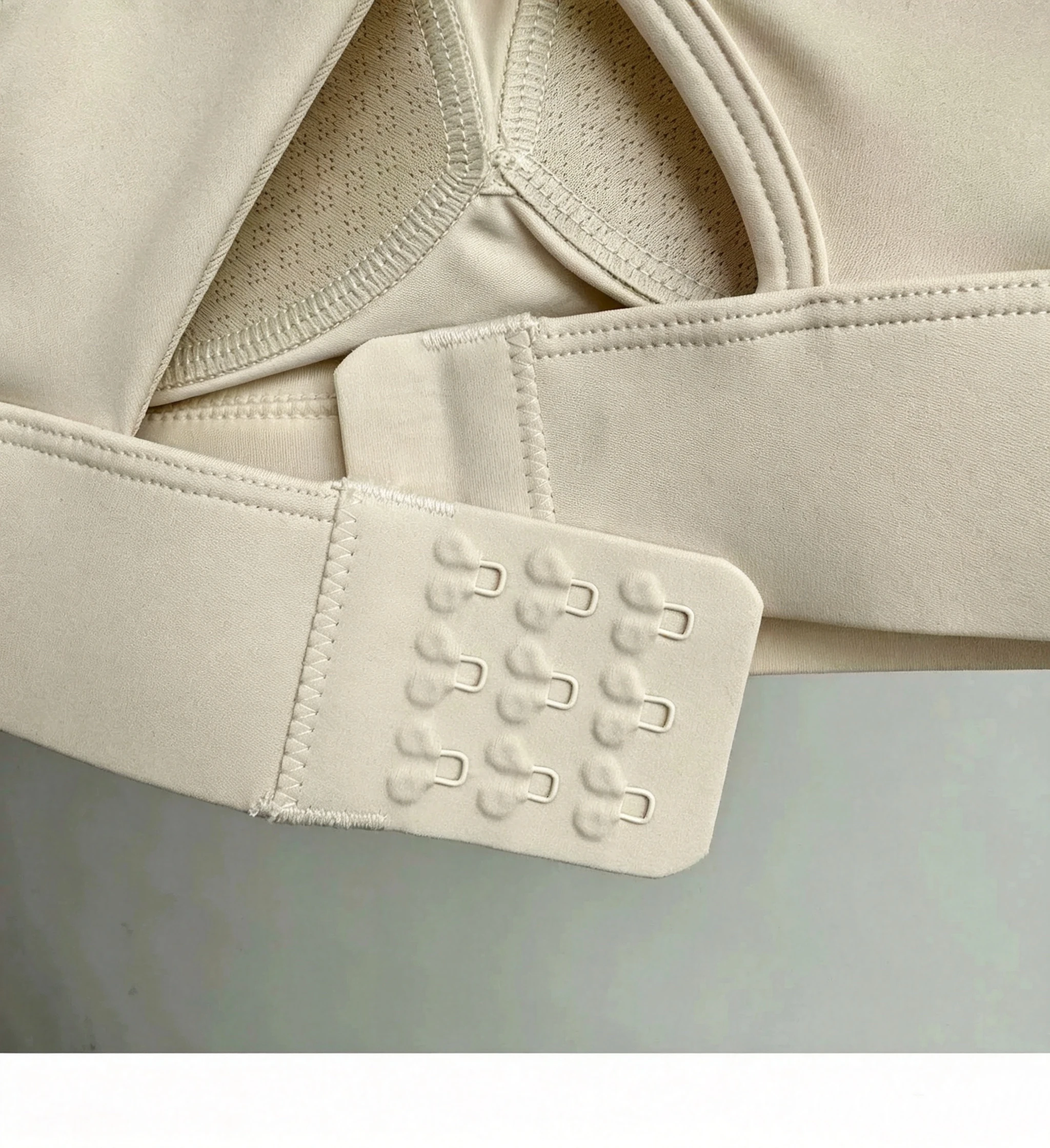 Stoßfester Sport-BH für Damen, einteiliges Racerback-Tanktop mit verstellbaren Haken, professioneller BH für Laufen, Yoga, Training und Fitness – Detail 8