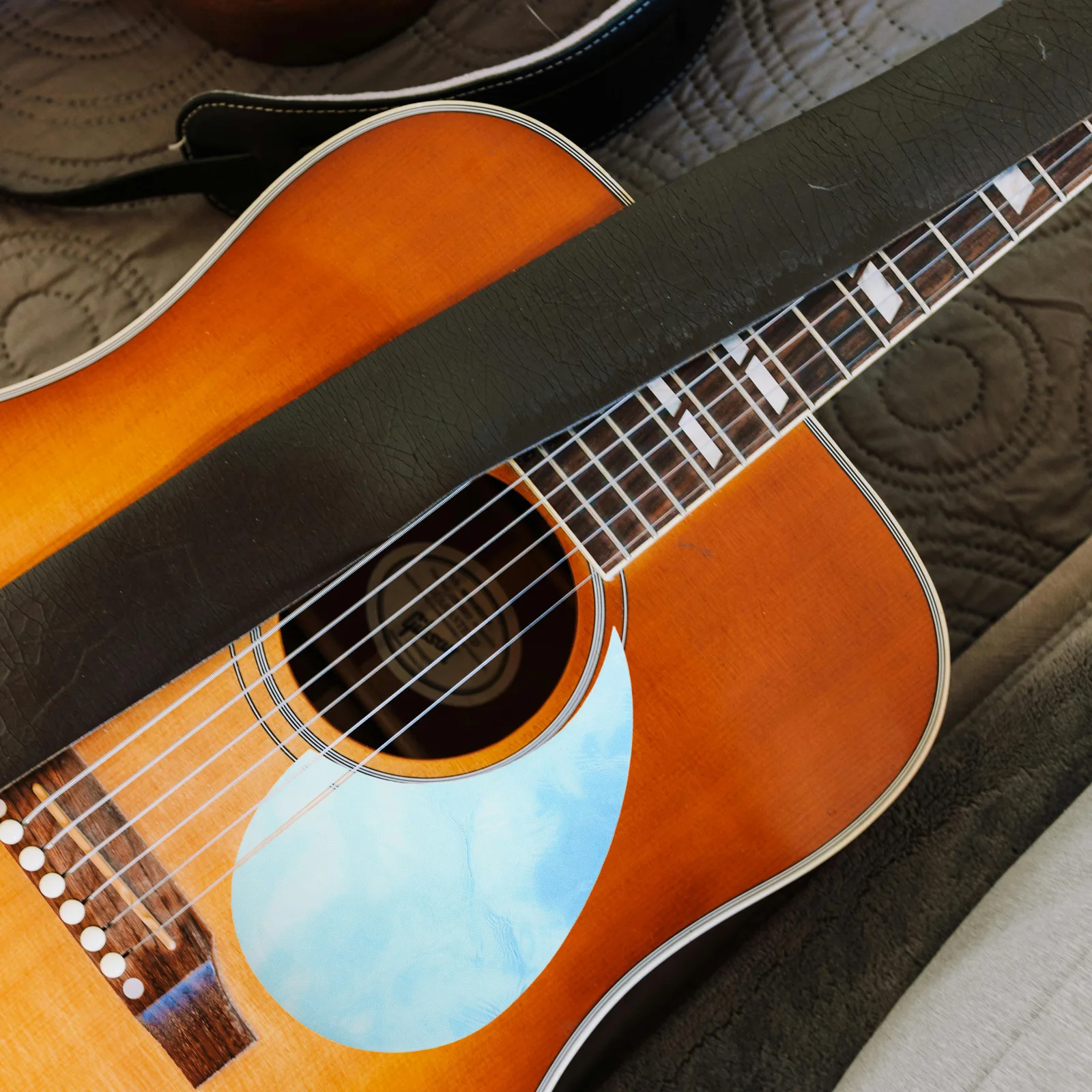 

Thickened Self Adhesive Pickguard for Acoustic Guitar Comma Shape Folk Guitar Scratch Protector Plate Sticker Pickup Guard