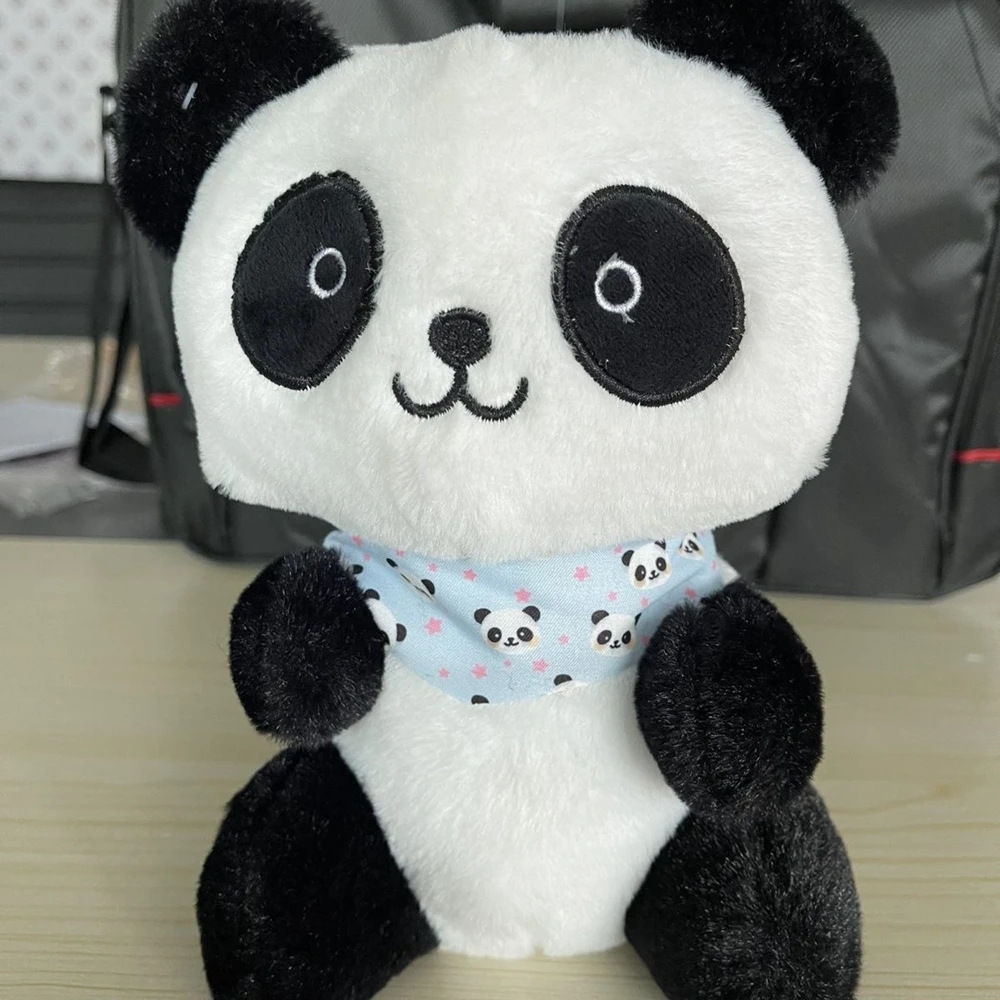 Brinquedo de pelúcia panda fofo para crianças Animal do tesouro nacional, cachecol de cabelo curto, boneca para dar presentes de aniversário, 26cm