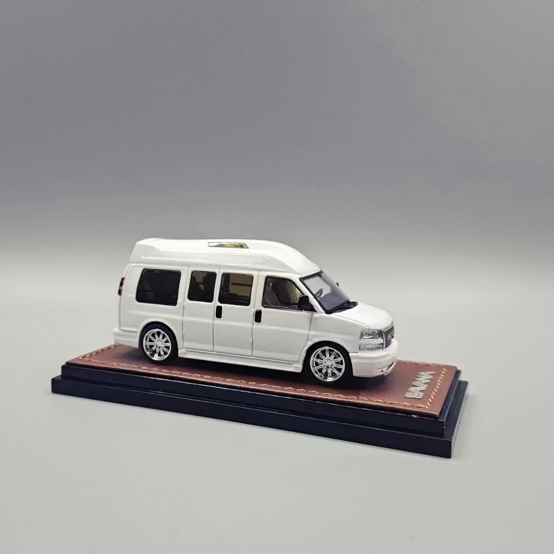 GOC In Stock 1:64 SAVANA Classic Vehicle Pearl White Diecast Diorama Car Model Toys