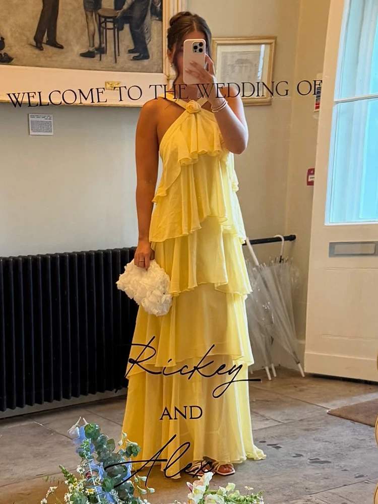Vestido longo amarelo elegante em camadas – vestido sem mangas de chiffon com gola halter e babados para eventos de verão e casamentos ao ar livre
