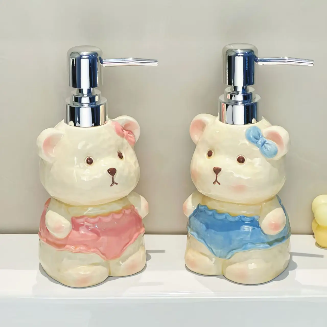 soap dispenser Creative ceramic bear lotion bottle for household bathroom hand sanitizer dispensing bottle with press button