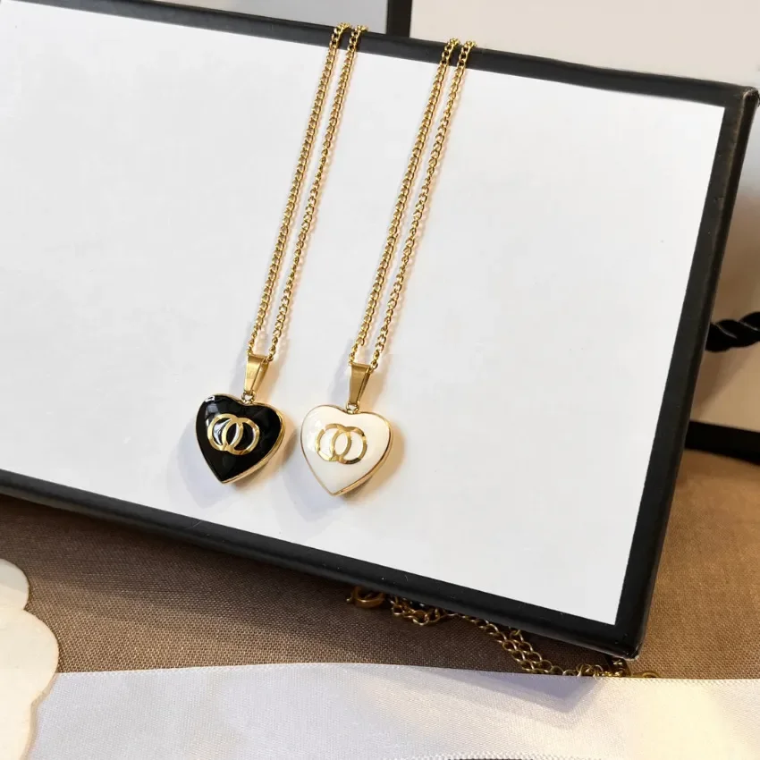 

Brand Enamel Heart Pendant Necklace Designer Necklaces Pendant Choker Black White Love Chain Women Stainless Steel Letter Jewelry Accessories