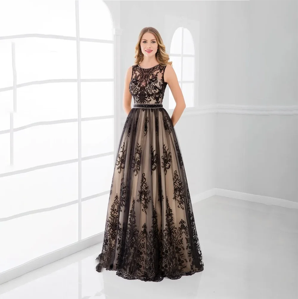 

Elegant Black Lace Appliqued Mother Of The Bride Dresses Long Sleeveless Plus Size Floor Length Wedding Guest Dress