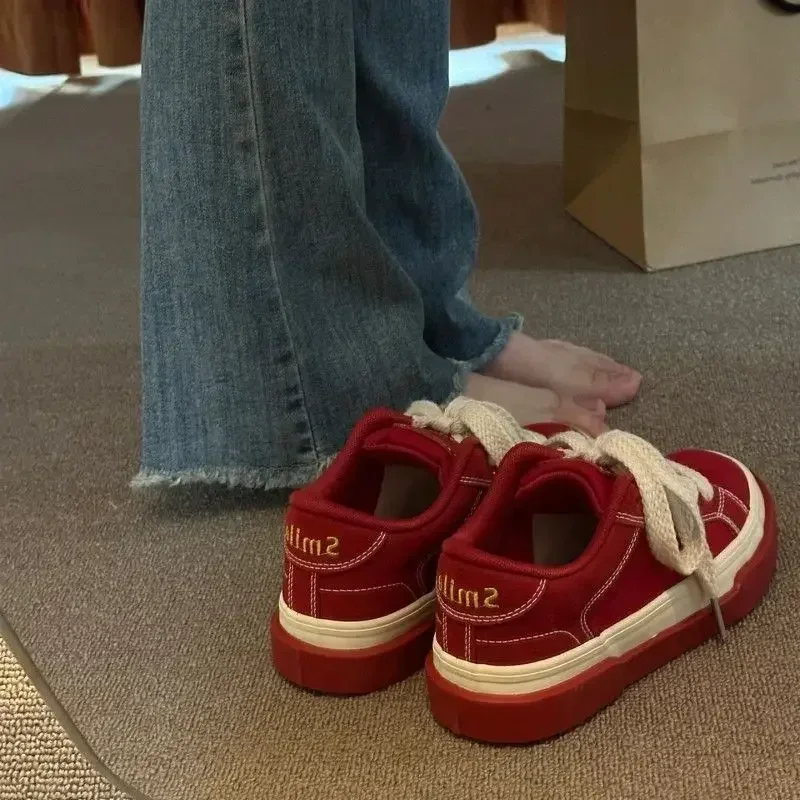 Vintage czerwone płótno niskie damskie trampki Casual wyszywane litery buty na deskorolkę studenci płaskie buty 2024 moda Tenis