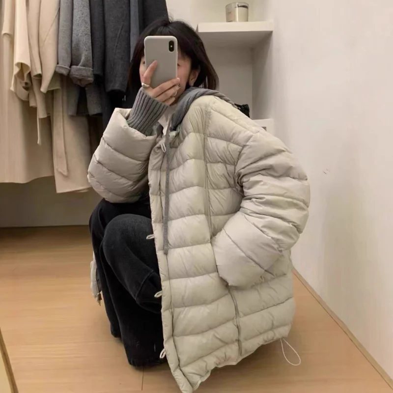 سترة نسائية متوسطة الطول، طراز شتوي جديد، عصري ومتعدد الاستخدامات، مع قبعة محبوكة قابلة للفصل، معطف فضفاض ودافئ.