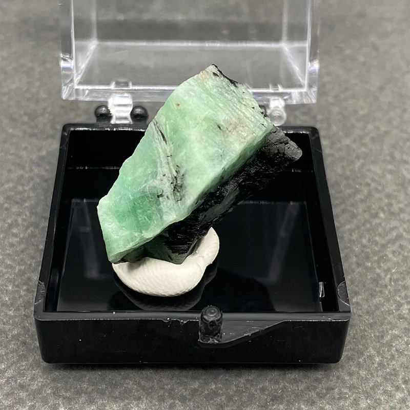 100%  Natural Emerald Mineral Specimens Stones and Crystals Healing Crystal   +Box size:35*35*35 mm