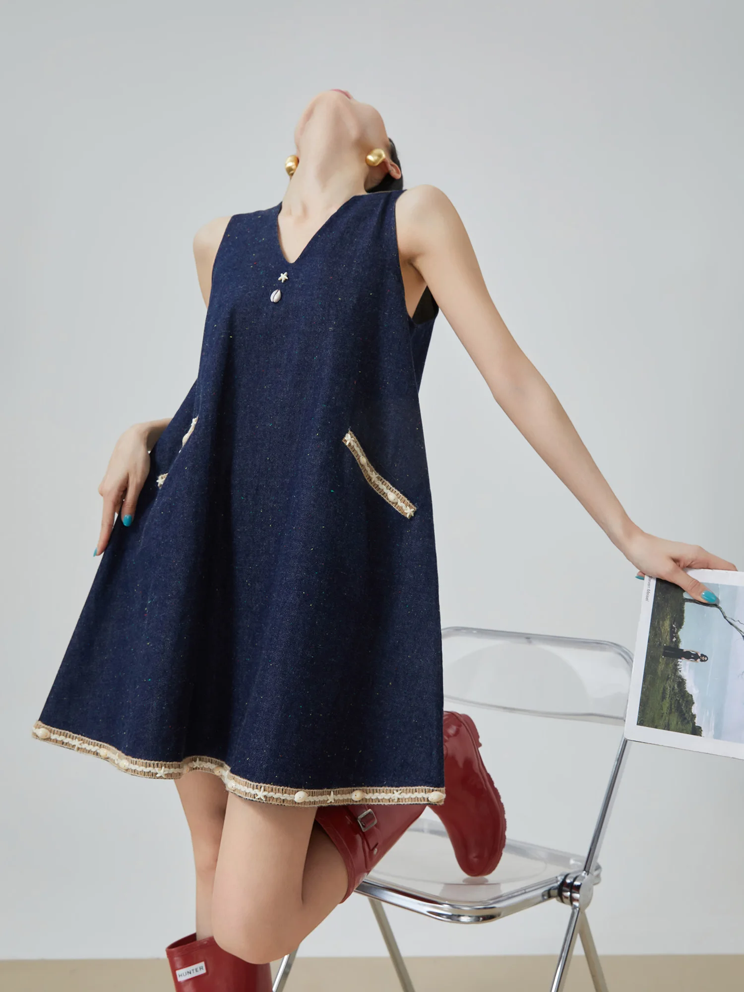 

Loose Fit V-Neck Sleeveless Denim Dress Deep Blue Mid-Length A-Line Skirt Design Summer New Style Women's Fashion Dress