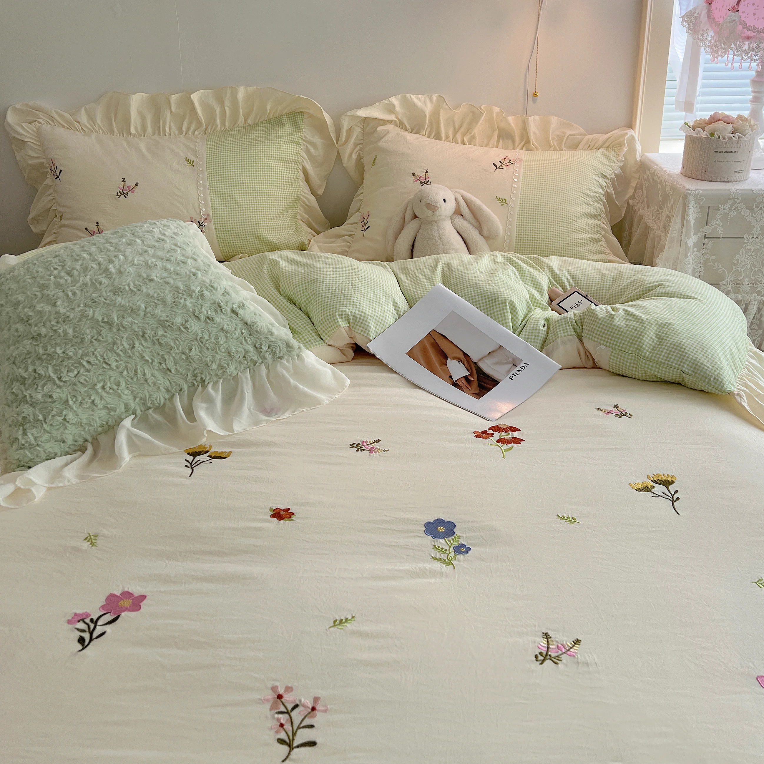 

Комплект постельного белья из четырех предметов с цветочной вышивкой, из мягкого стираного хлопка и кружевных вставок, в деревенском стиле, гипоаллергенный, комфортный для всех сезонов