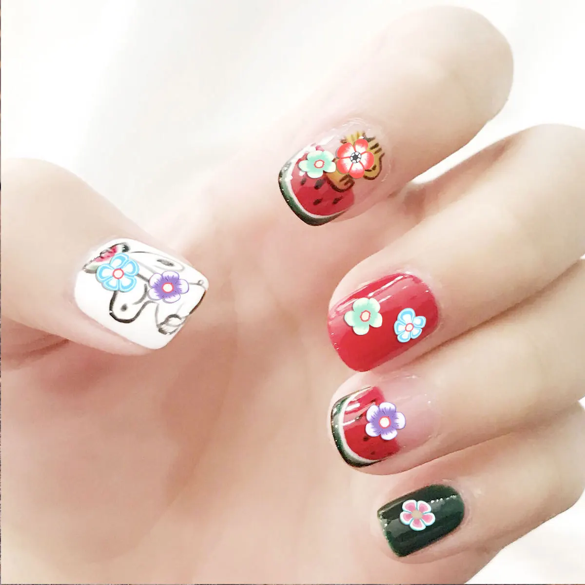 1000個 DIY ネイルアートパーツ 梅の花模様 カラフルなセラミックスライス マニキュアデコレーション 指の爪の美しさ用