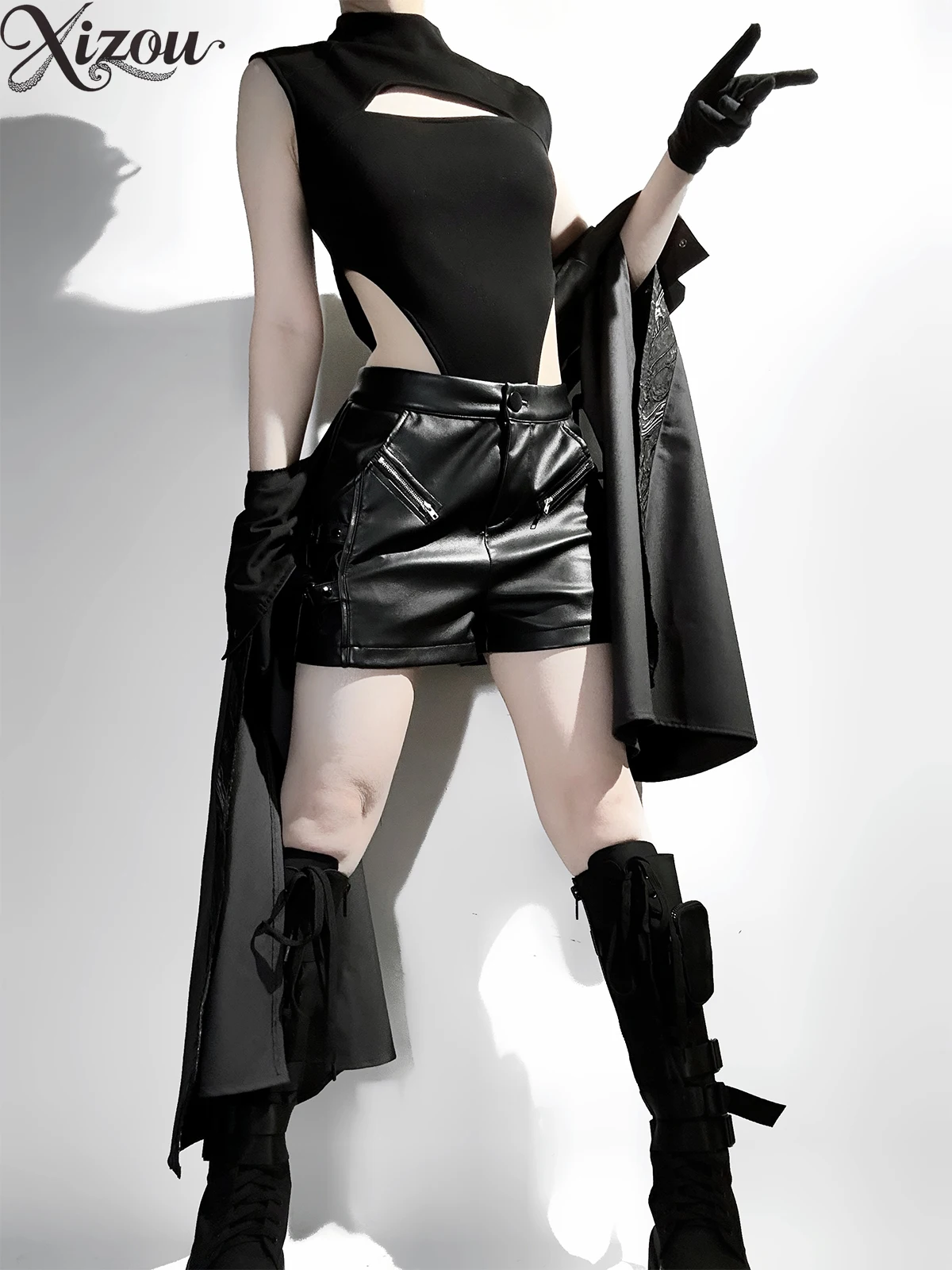 ชุดโกธิคโลลิต้า 3 ชิ้น ปี 2025 เสื้อคลุมสีดำ กางเกงหนังขาสั้น สไตล์พังก์ดาร์ก ชุดคอสเพลย์ปี 2025 แขนกระดิ่ง