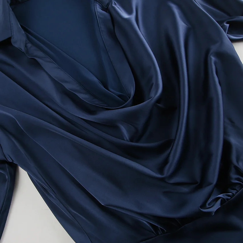 Elegancki niebieski temperament Czucie cienkiej i miękkiej matowej satyny Nieregularny kształt kołnierzyka Długie rękawy Kultywuj swój charakter moralny