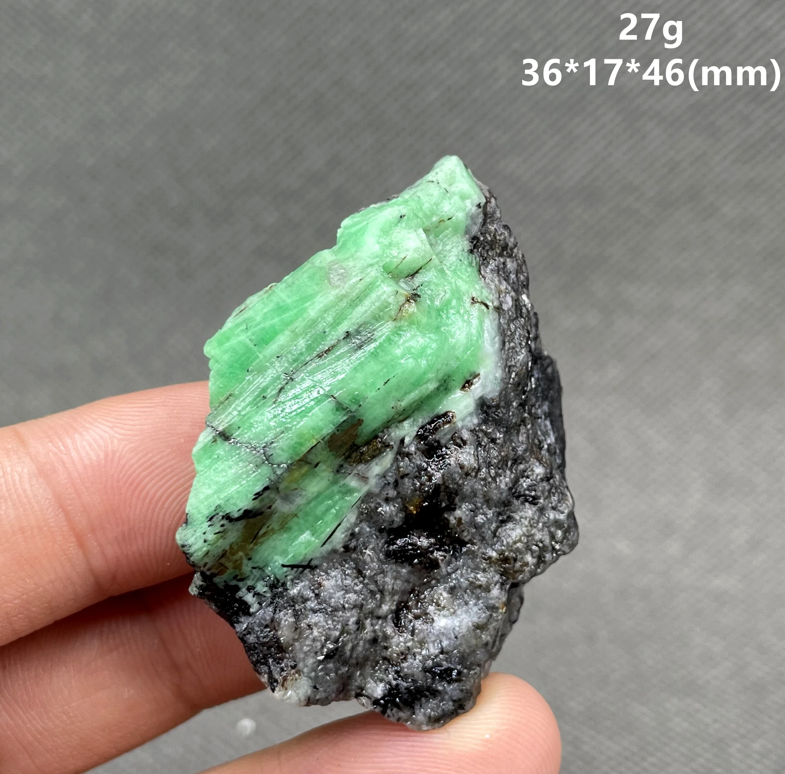 BEST! 100% Natural green emerald mineral gem-grade crystal specimens stones and crystals quartz crystals from China