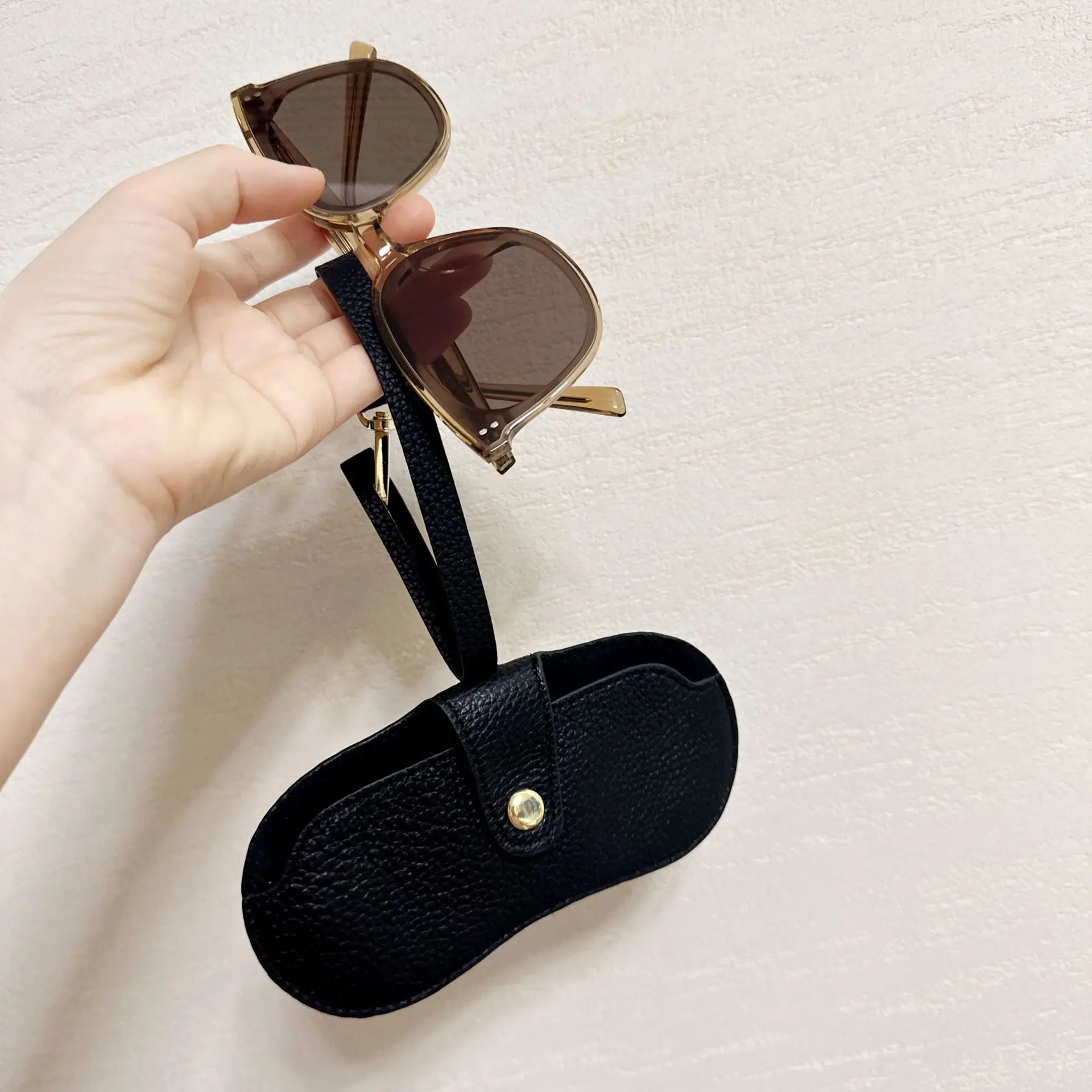 

2025 new first-layer fashion pressure-resistant cowhide glasses storage bag, portable women's sunglasses case