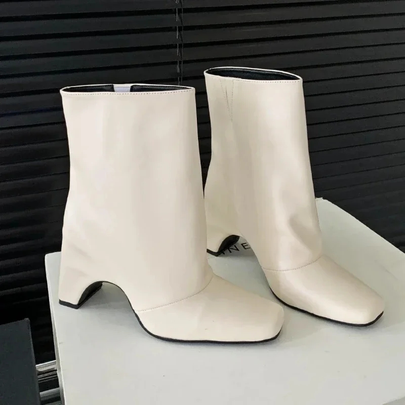 Botines elegantes de tacón extraño para mujer, botas cortas de punta estrecha con cuñas, estilo callejero, color blanco, 2024