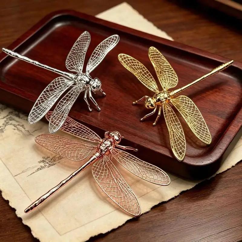 1Pcs Antique-Style Miniature Dragonfly Figure Toys Simulation Insect Dragonfly Ornament Alloy Handmade Dragonfly Tea Pet Decor