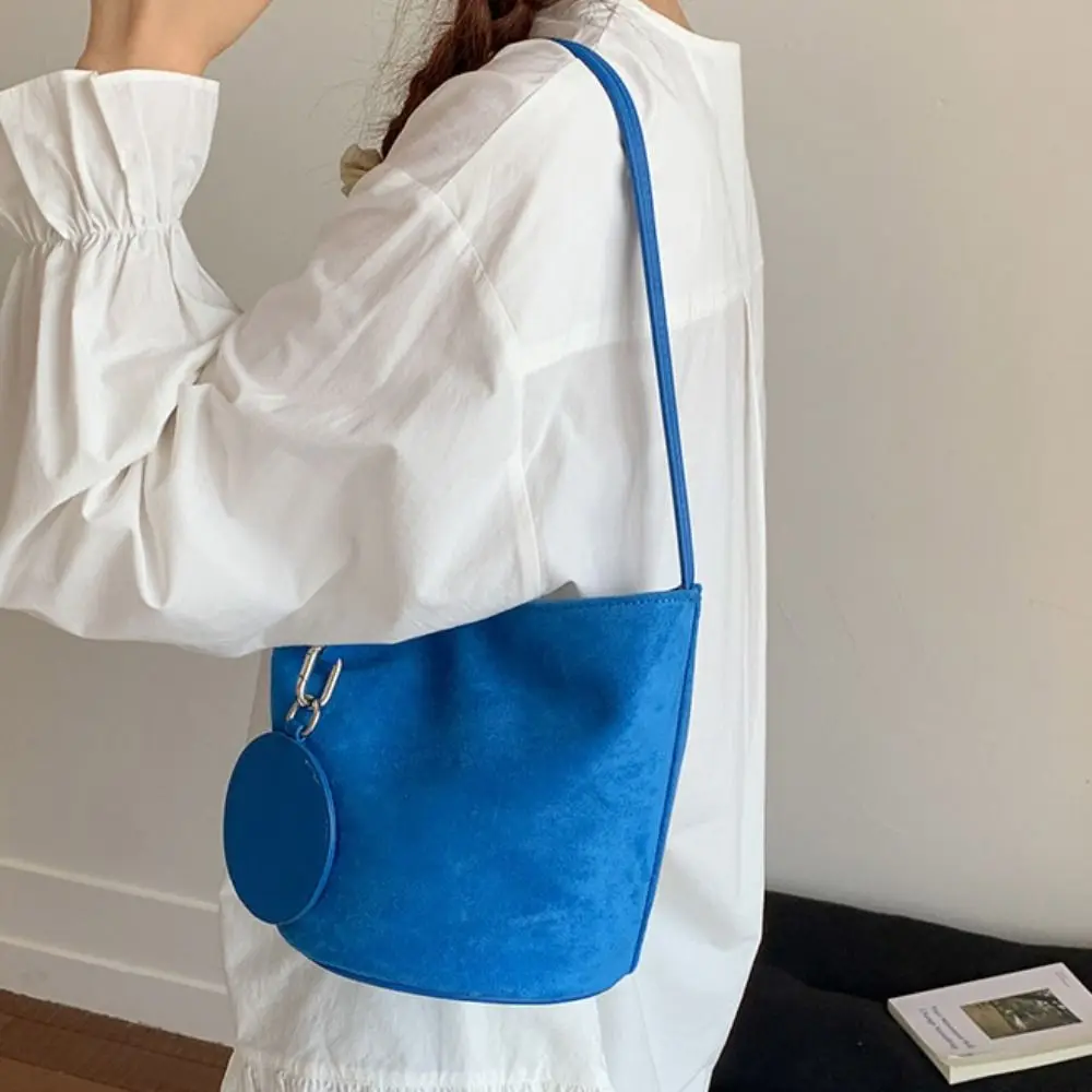 Сумка-ведро из искусственной замши с круглой подвеской, сумка через плечо, сумка-хобо, большая вместительная сумка-ведро, однотонная большая сумка