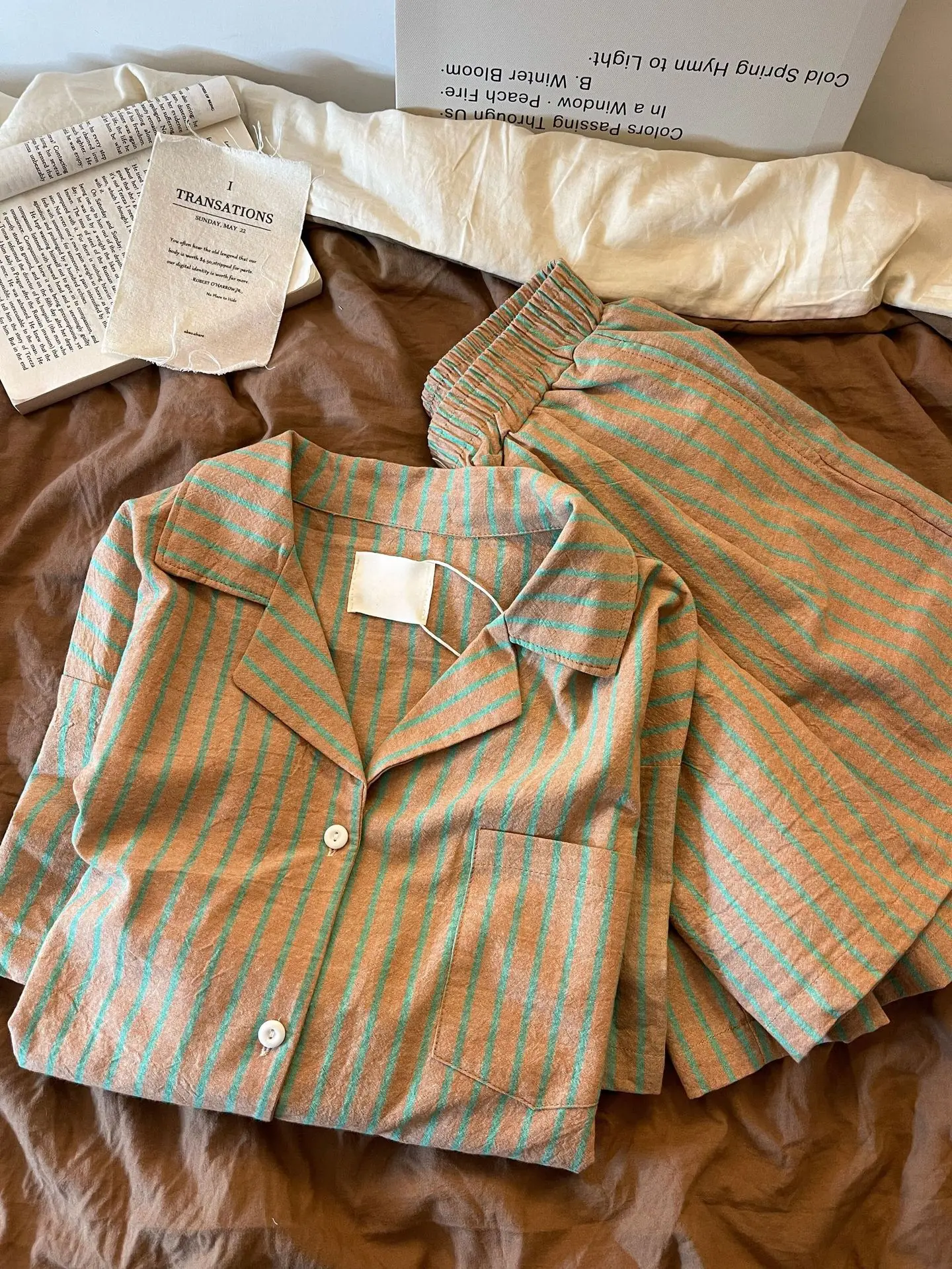 Damen-Pyjama im Vintage-Stil mit Streifen: Neue Sommerkollektion – Kurzarm-Oberteil und Shorts, Lässige Loungewear, Damen-Sommerset – Detail 6