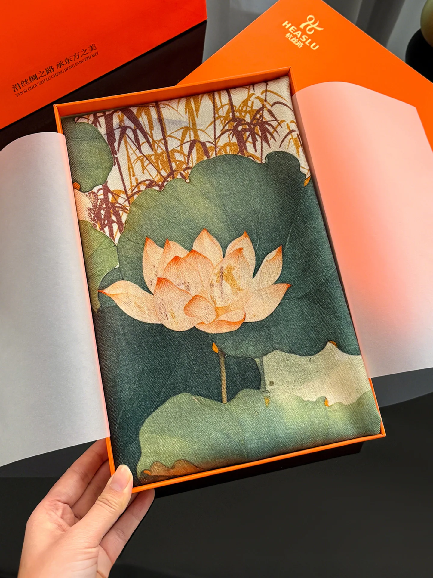 Echarpe-en-soie-ele-emballee-dans-une-boite-cadeau-cadeau-d'anniversaire-pour-maman-convient-aux-personnes-d'age-moyen-et-agees-style-chinois-traditionnel