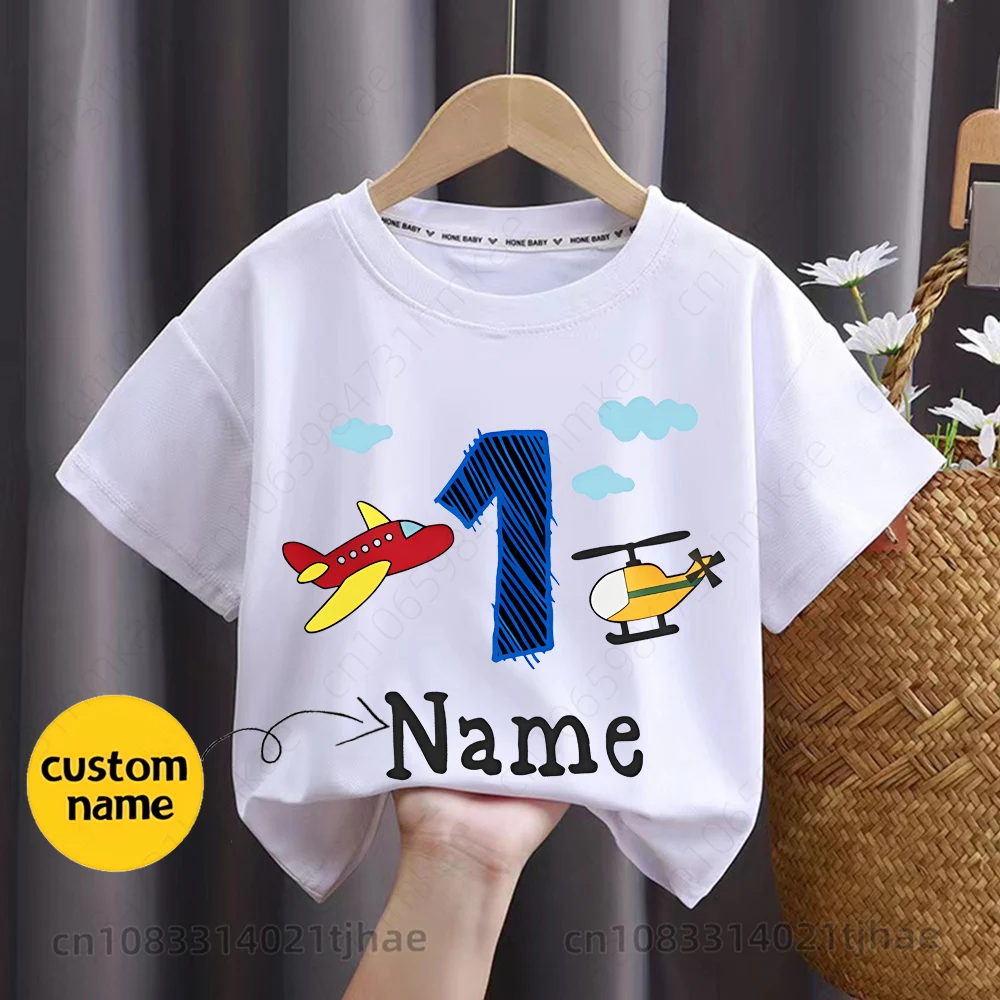 Personalisiertes T-Shirt mit Namen und Cartoon-Flugzeugmotiv für Babys, individuell gestaltbare T-Shirts für Jungen und Mädchen, personalisiertes Oberteil, Kindergeburtstagsgeschenk. – Detail 3