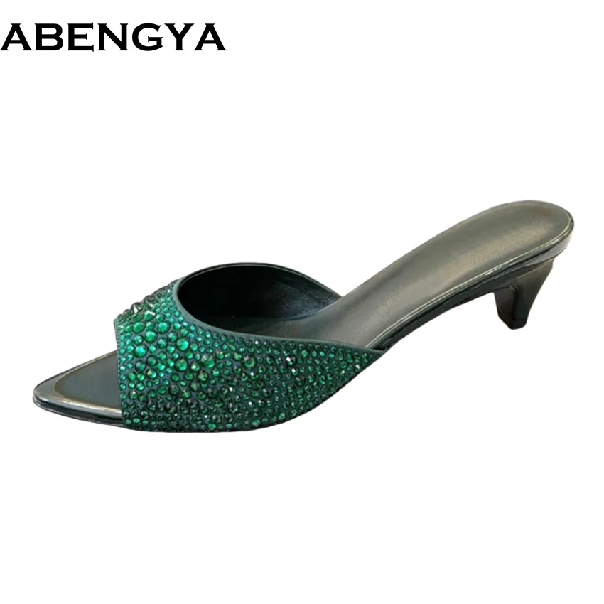 

Летние женские тапочки на каблуке с кристаллами и острым носком, кожаные модные модельные туфли, женские шлепанцы, сандалии-гладиаторы, женские тапочки