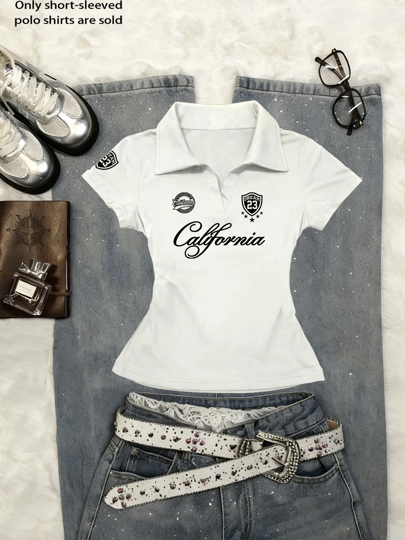 Superbe polo slim d'été pour femme avec petit col en V et manches courtes, facile et tendance, c'est vraiment ce dont vous avez besoin.
