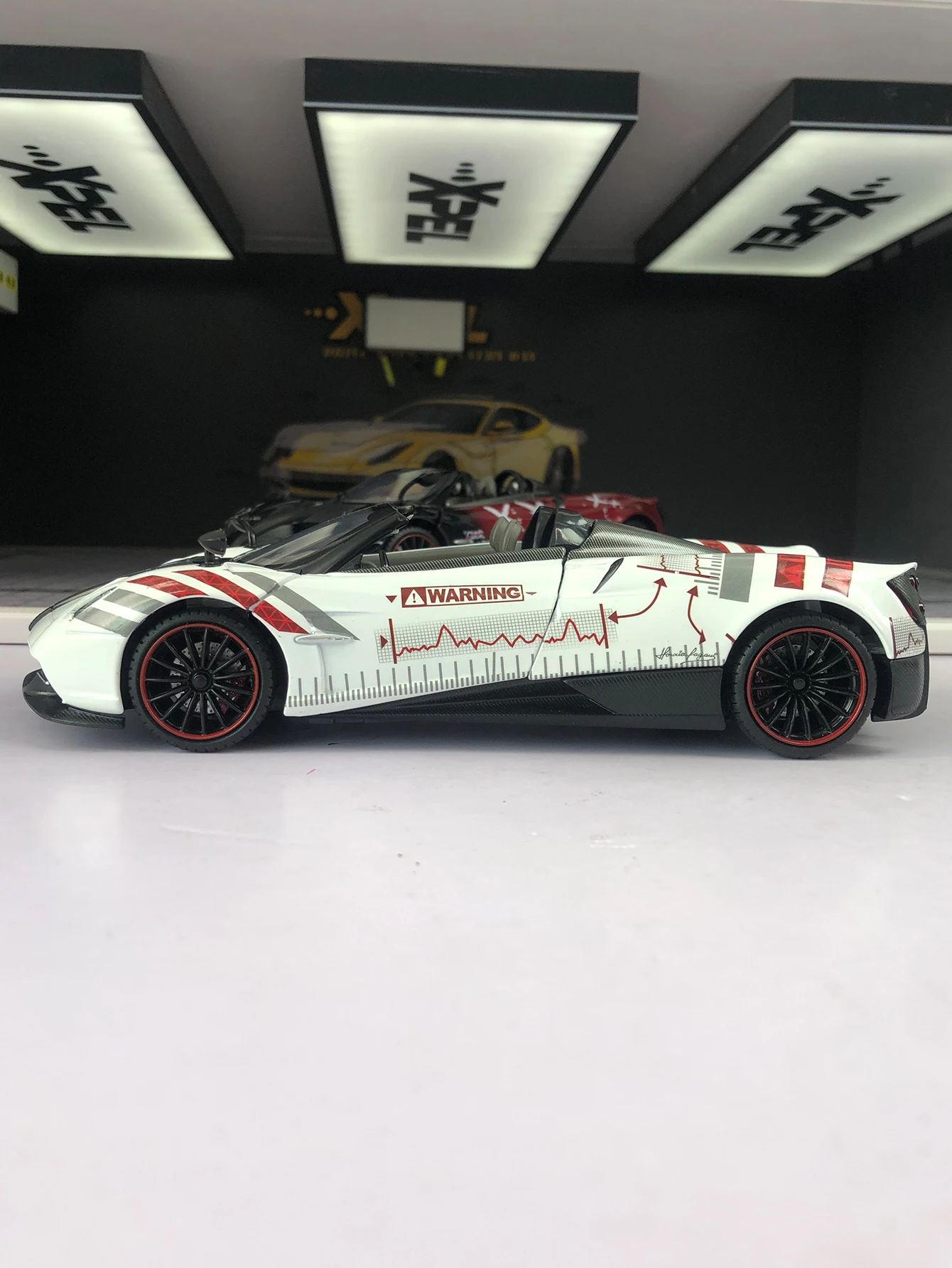

CCA 1:24 simulated zinc alloy Pagani Huayra Roadster model car, static ornament, metal collectible gift car